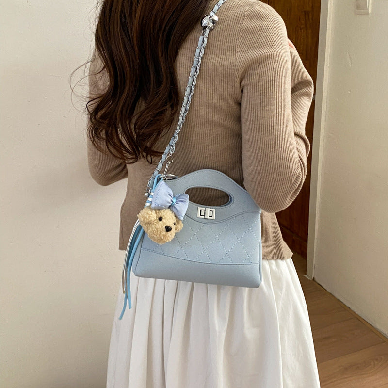 Damen modische Handtasche mit strukturiertem Design und süßem Bärchenanhänger Nord Taschen