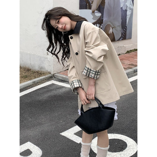 Damen Kurzer Boxy-Trench mit kontrastierendem Revers, kariertem Ärmelbesatz und aufgesetzten Pattentaschen Nord Taschen