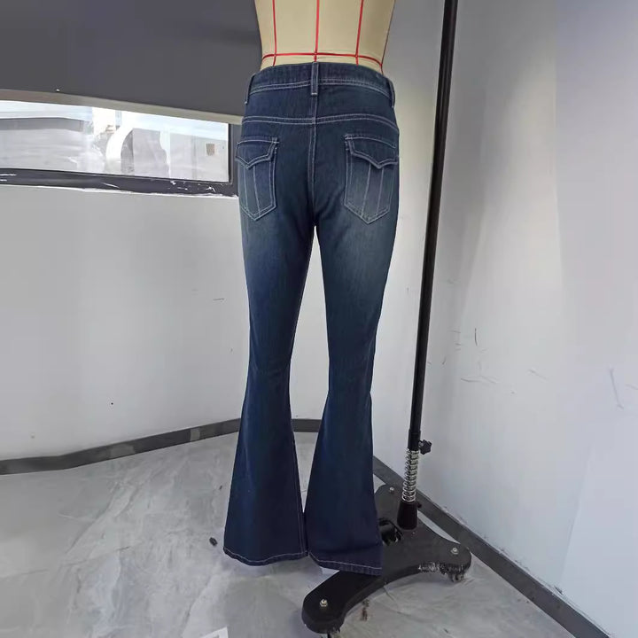 Damen tiefsitzende Schlagjeans mit ausgestelltem Bein, dekorativer Metallkette und klassischem Fünf-Taschen-Design Nord Taschen