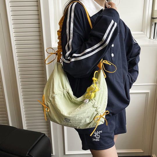 Damen lässige Beuteltasche mit verstellbarem Tragegurt und buntem Blumendetail Nord Taschen
