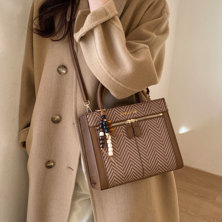 Damen elegante Struktur-Handtasche mit modischem Anhänger Nord Taschen