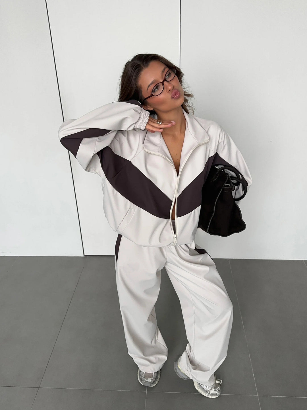 Damen sportives Zweiteiler-Set aus Oversize-Trackjacke mit Reißverschluss und weitem Bundfalten-Hose Nord Taschen