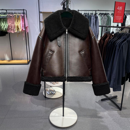Damen Kurz geschnittene Aviator‑Jacke aus Lammfellimitat mit großem Teddykragen Nord Taschen