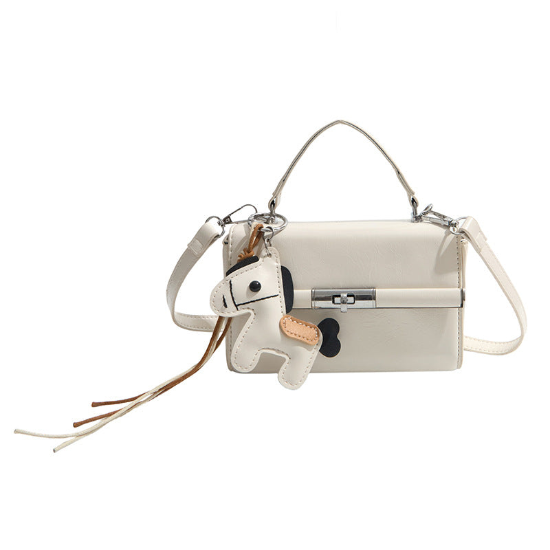 Damen elegante Handtasche im strukturierten Design mit verspieltem Anhänger Nord Taschen