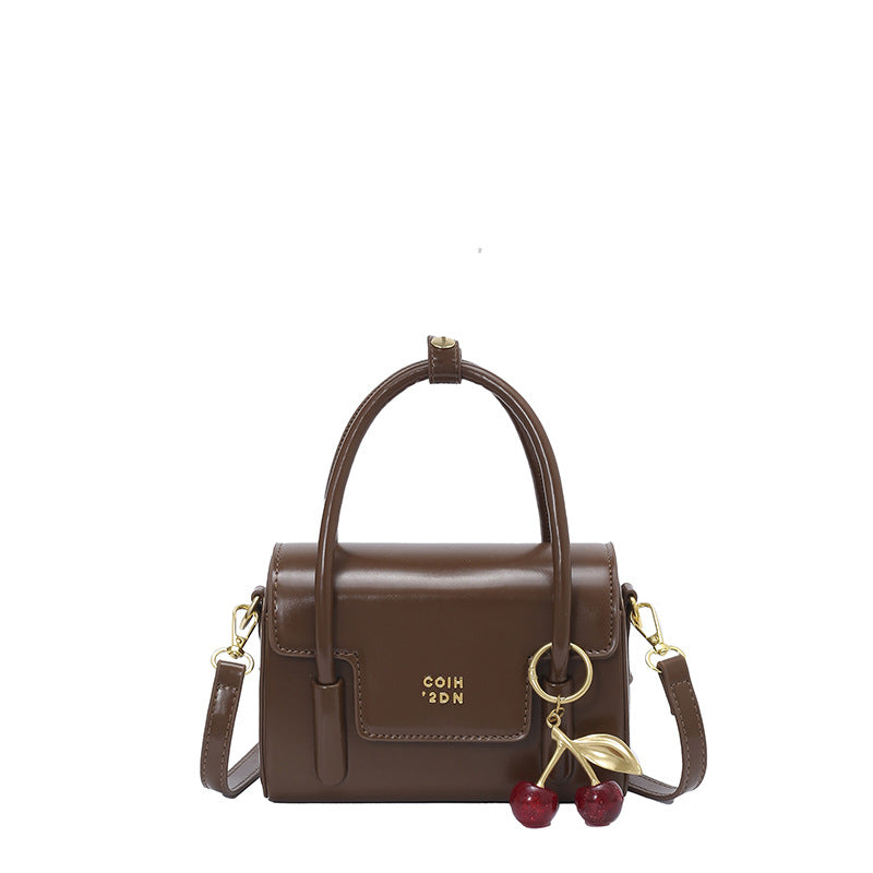 Damen Mini-Handtasche mit eleganter Struktur und charmantem Anhänger Nord Taschen