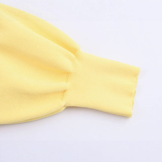 Damen Kurz geschnittener Strickcardigan mit Ballonärmeln und dekorativen Schmuckknöpfen Nord Taschen