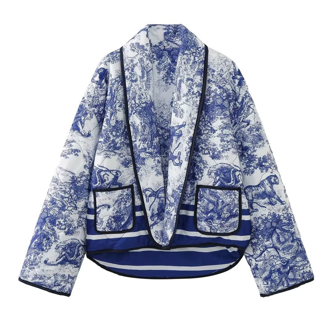 Damen Steppjacke im Kimono‑Stil mit Toile‑de‑Jouy Tierprint, Schalkragen und kontrastierenden aufgesetzten Taschen Nord Taschen