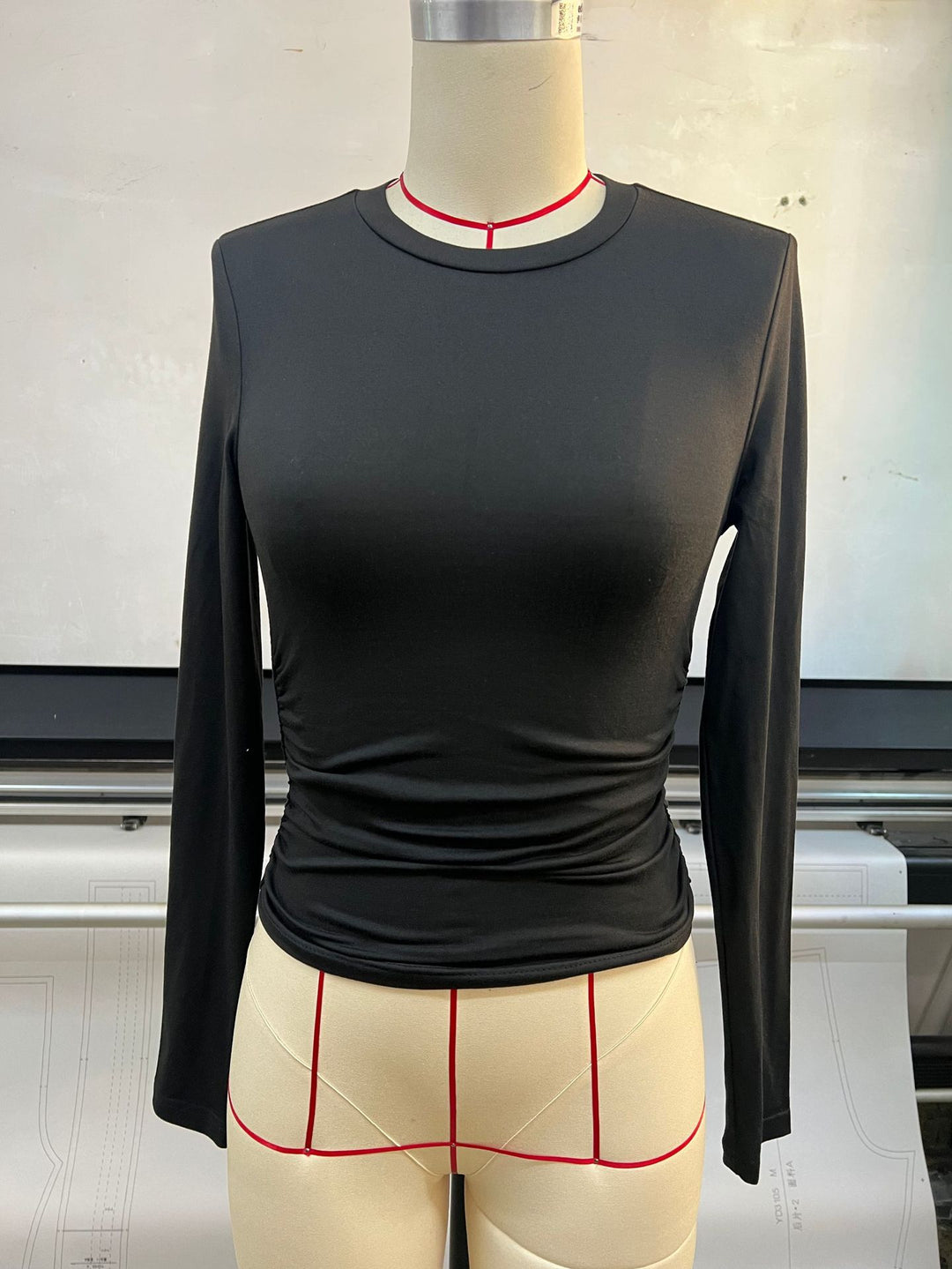 Damen Figurbetontes langärmeliges Crop-Shirt mit seitlicher Raffung Nord Taschen