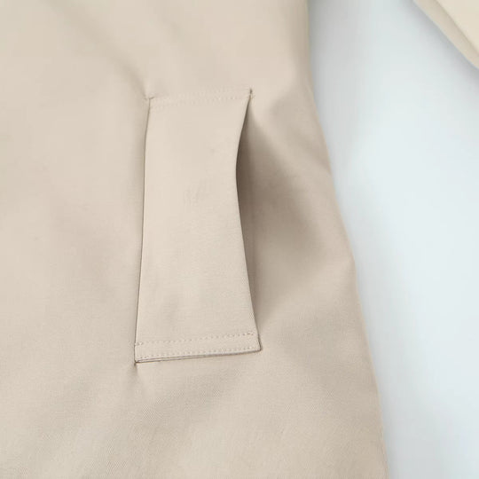 Damen Kurz geschnittene Boxy-Jacke mit weitem Hemdkragen und durchgehender Knopfleiste Nord Taschen
