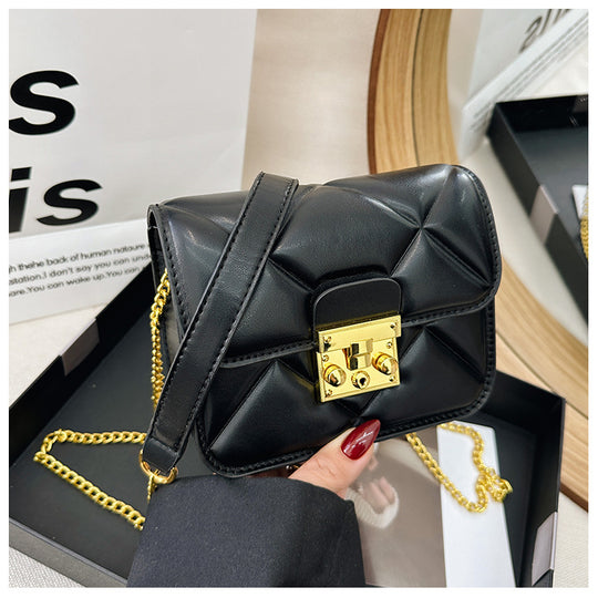 Damen Handtasche mit elegantem Steppmuster und goldenen Akzenten Nord Taschen