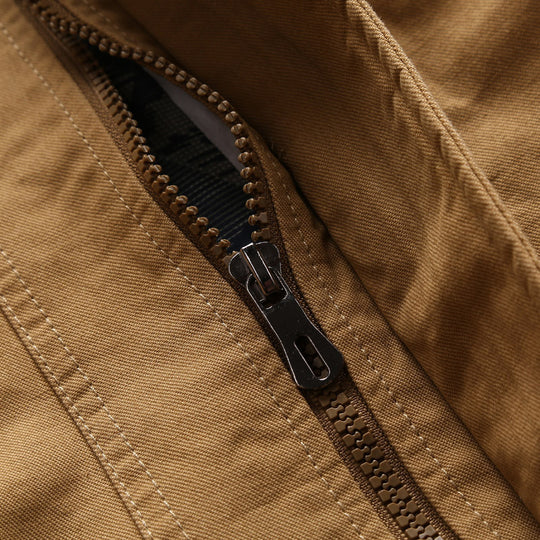 Herren  leichtgewichtige Canvas-Utility-Jacke mit gesteppter Innenfütterung, verdecktem Zweiwege-Reißverschluss und elastischen Bündchen Nord Taschen