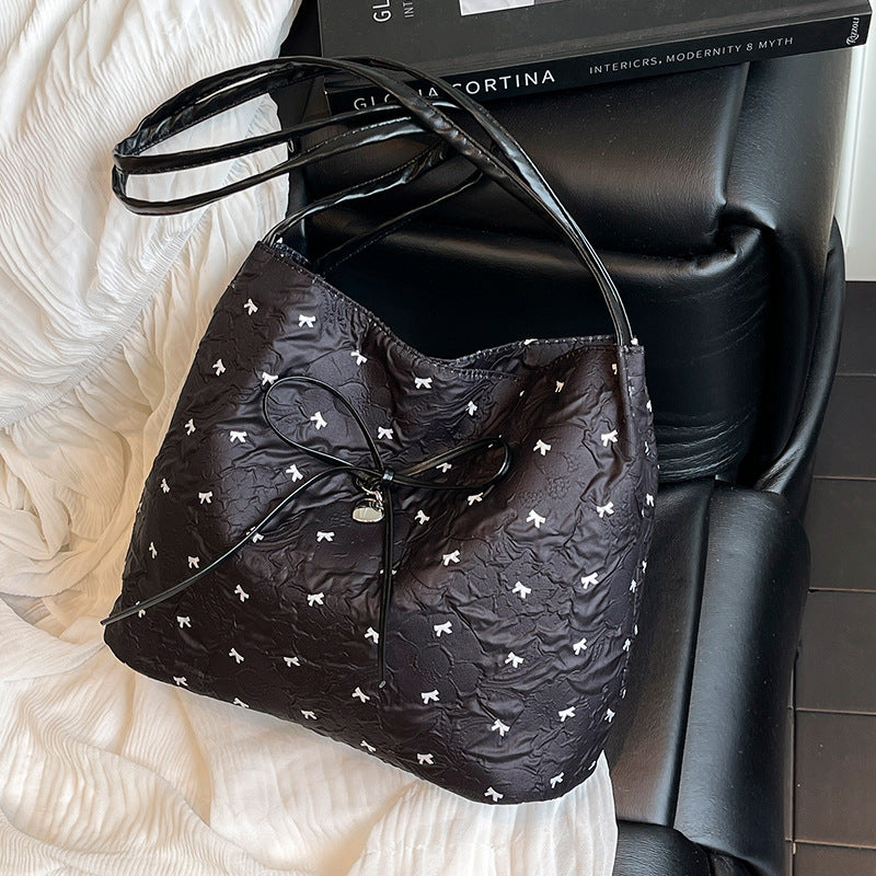 Damen Tragetasche mit verspieltem Muster und geschmeidigem Material Nord Taschen