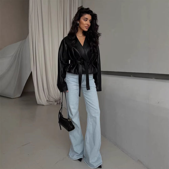 Damen Taillierte Kunstleder-Jacke mit Schößchen, Bindegürtel & Schalkragen Nord Taschen
