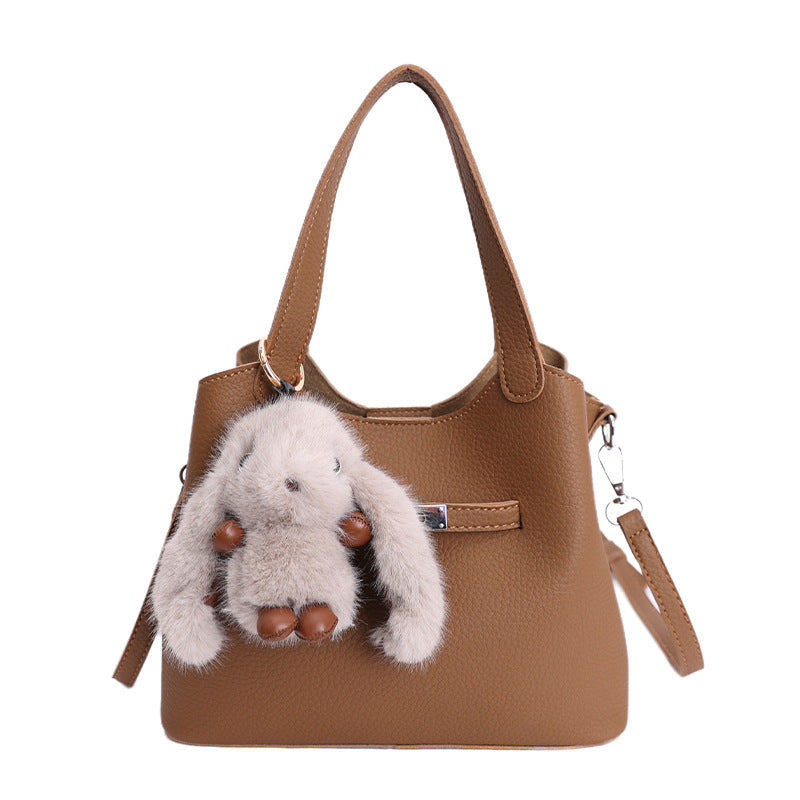 Damen Handtasche im modernen Design mit einzigartigem Plüschanhänger Nord Taschen