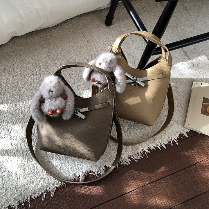 Damen-Handtasche im modernen Hobo-Stil mit charmantem Plüschanhänger Nord Taschen