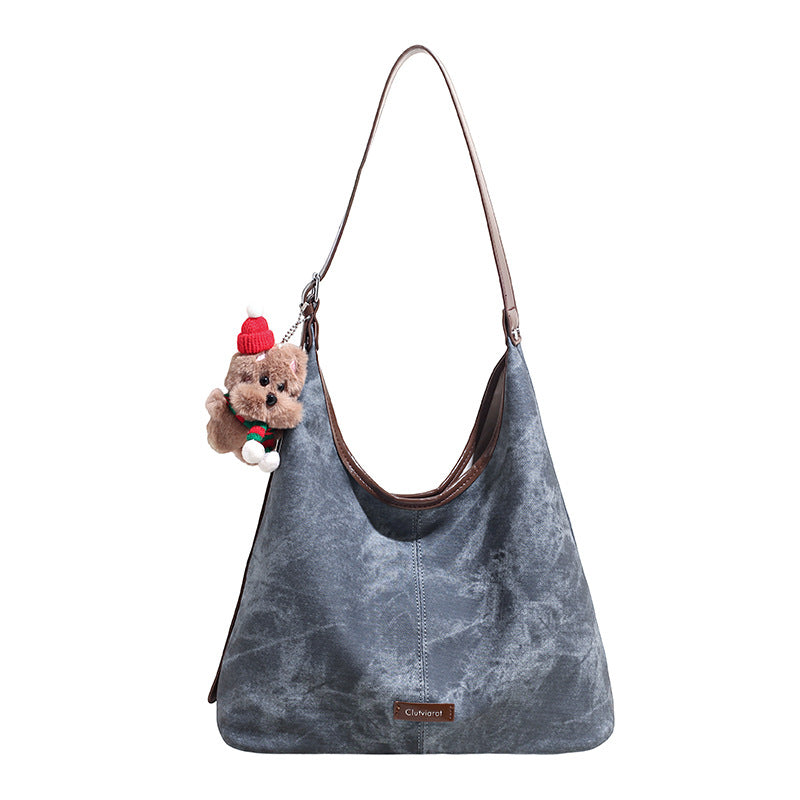 Damen Hobo-Tasche aus weichem Veloursleder mit charmantem Anhänger Nord Taschen