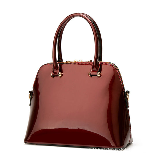 Damen Handtasche mit elegantem Hochglanzfinish und goldenen Verzierungen Nord Taschen