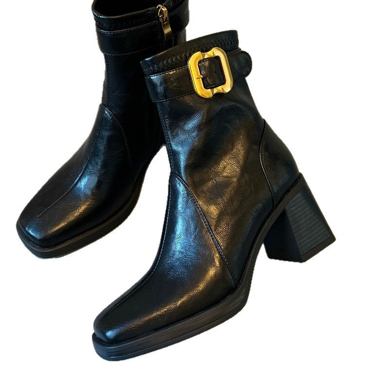 Damen knöchelhohe Glattleder‑Stiefelette mit markantem Blockabsatz, Plateau‑Sohle, seitlichem Reißverschluss und dekorativem Gurt Nord Taschen