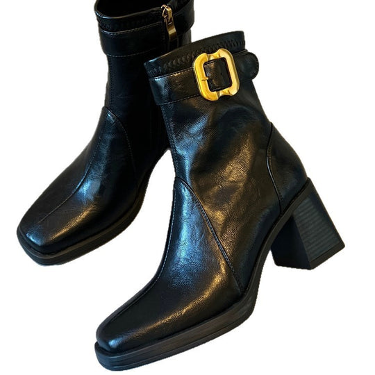 Damen knöchelhohe Glattleder‑Stiefelette mit markantem Blockabsatz, Plateau‑Sohle, seitlichem Reißverschluss und dekorativem Gurt Nord Taschen