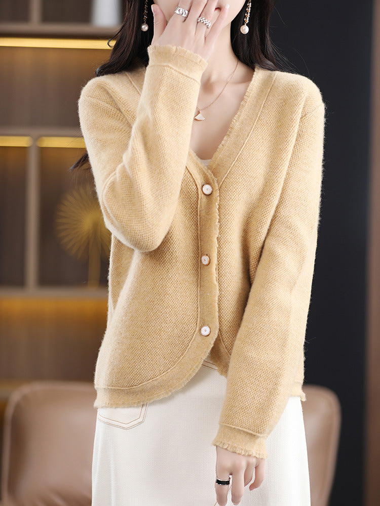 Damen Kurzgeschnittener V‑Ausschnitt‑Cardigan mit feinem Flor und Perlmuttknöpfen Nord Taschen
