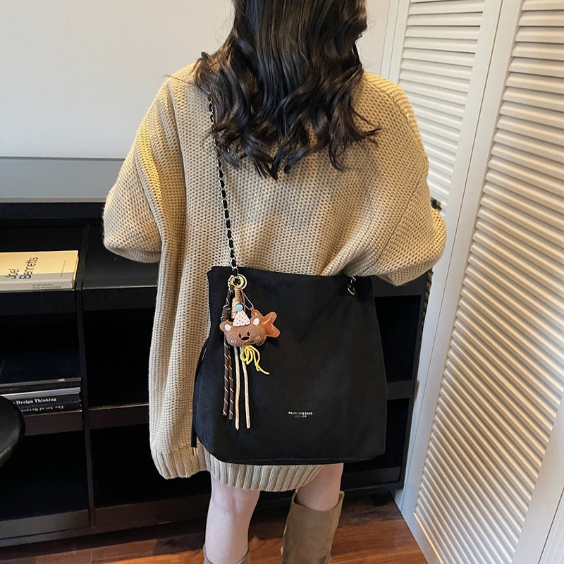 Damen elegante Hobo-Tasche aus Samt mit einzigartigem Anhänger Nord Taschen