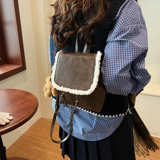 Damen Rucksackhandtasche mit gefüttertem Abschlusspanel und verspieltem Bärenanhänger | Nord Taschen