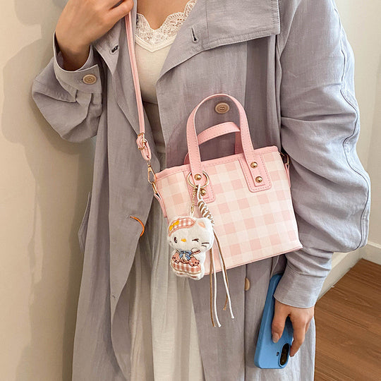 Damen Mini-Handtasche mit kariertem Design und verspieltem Anhänger Nord Taschen