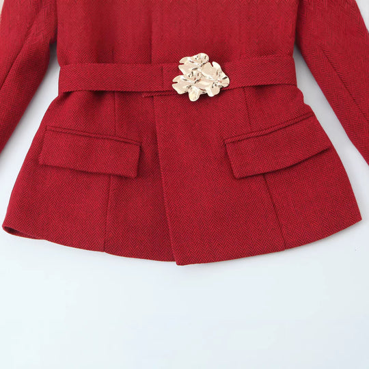 Damen Taillierte Kurzjacke mit Wickelkragen und goldener Zierschließe Nord Taschen