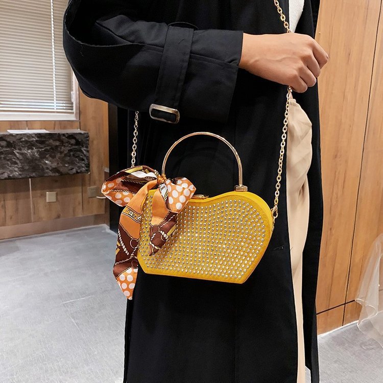 Damen Handtasche mit funkelnden Strasssteinen und modischem Schal | Nord Taschen