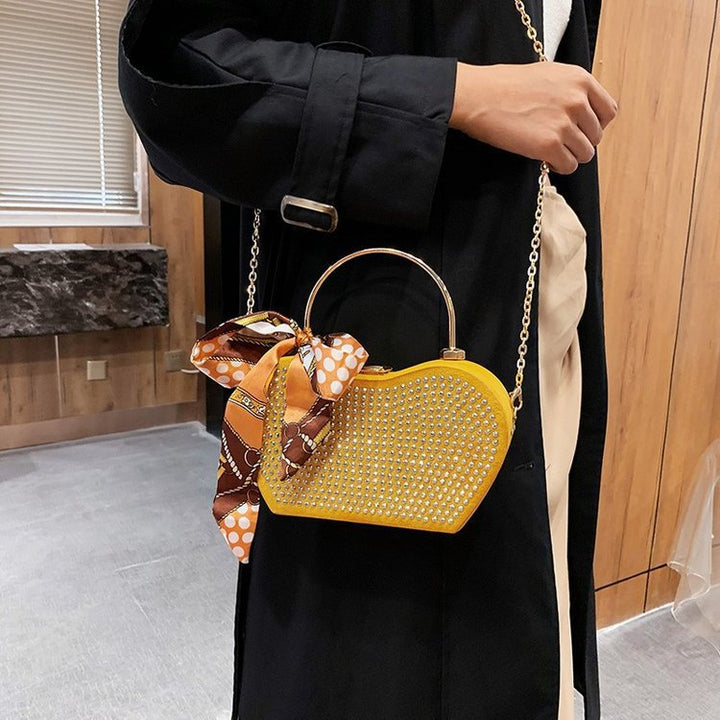 Damen Handtasche mit funkelnden Strasssteinen und modischem Schal | Nord Taschen