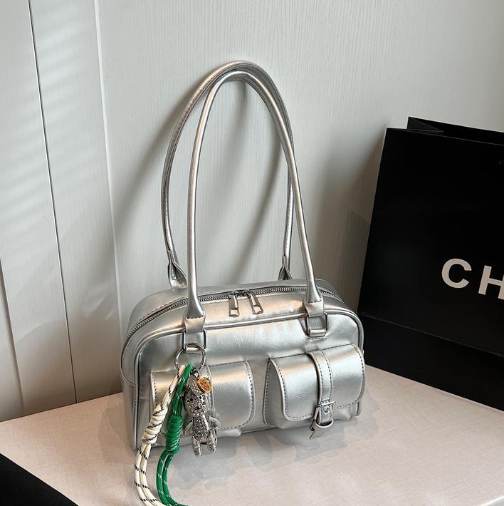 Damen Handtasche im modernen Taschenformat mit charmanten Anhängern | Nord Taschen
