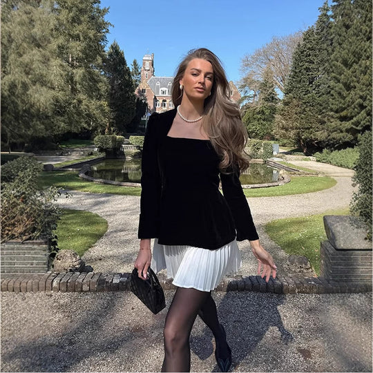Damen Samt-Peplum-Kleid mit quadratischem Ausschnitt, skulpturierten Schultern und plissiertem Minirock Nord Taschen