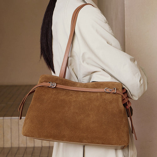 Damen Schultertasche aus hochwertigem Wildleder mit eleganten Akzenten Nord Taschen