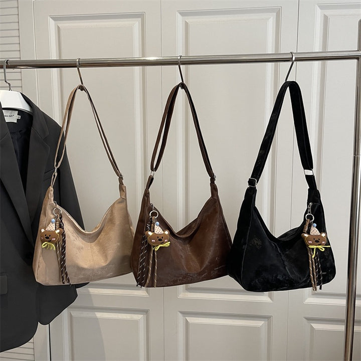 Damen Hobo-Tasche aus weichem Kunstleder mit verspieltem Anhänger Nord Taschen