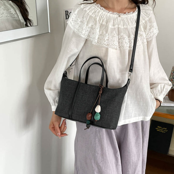 Damen elegante Handtasche aus strukturiertem Material mit verspieltem Anhänger Nord Taschen