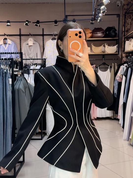 Damen Skulpturaler taillierter Blazer mit konturierenden Paspeln Nord Taschen