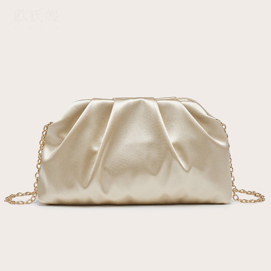 Damen Clutch mit elegantem Faltendesign und goldfarbener Kettenverzierung Nord Taschen
