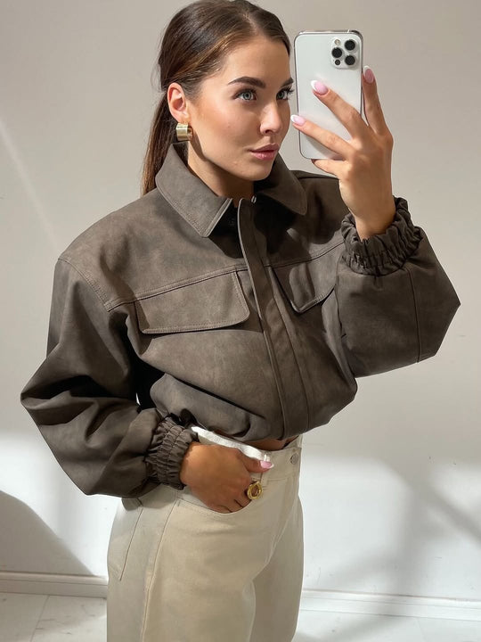 Damen Kurz geschnittene Kunstlederjacke mit aufgesetzten Brusttaschen Nord Taschen