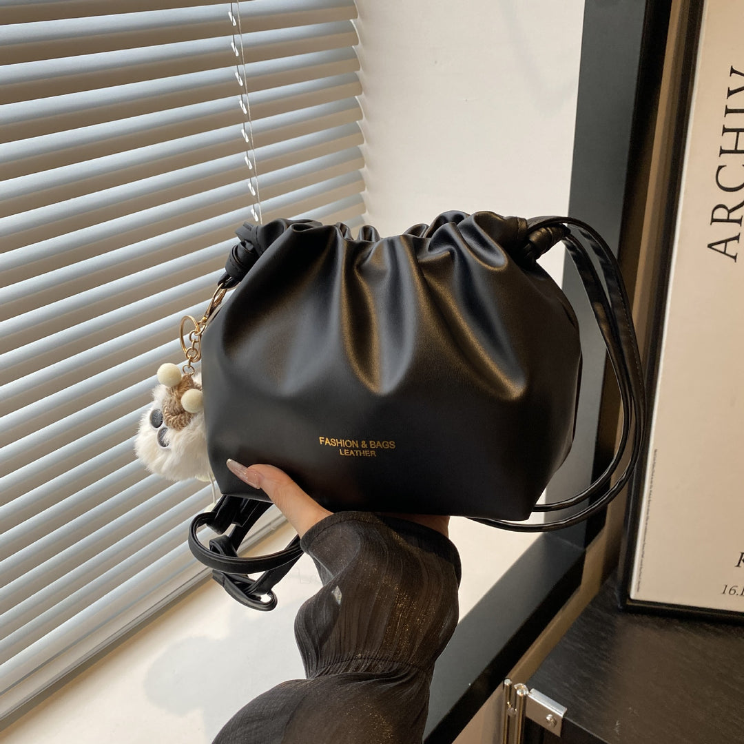 Damen Umhängetasche aus glattem Kunstleder mit verstellbarem Kordelzug Nord Taschen