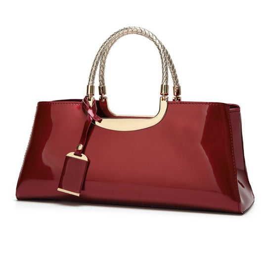 Damen Handtasche mit glänzender Oberfläche und elegantem Kettenakzent Nord Taschen