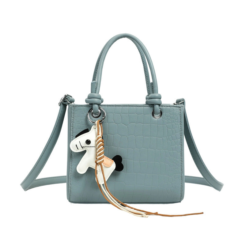 Damen Mini-Tasche mit tierischem Anhänger und modernem Krokodil-Look Nord Taschen