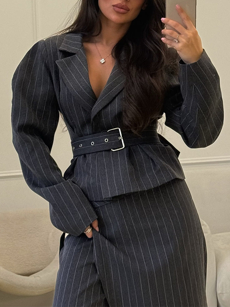 Damen Taillierter Nadelstreifen-Blazer mit schulterbetonten Ballonärmeln und Taillengürtel Nord Taschen