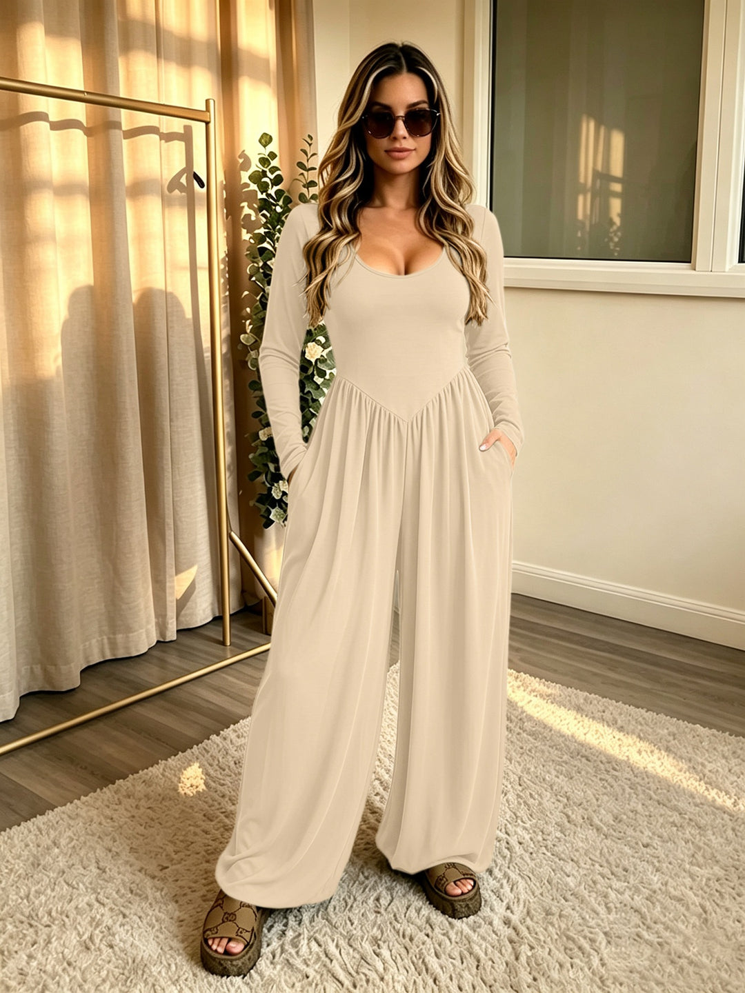 Damen Langer Jumpsuit mit weitem Bein, tiefem Rundhals und Eingrifftaschen Nord Taschen