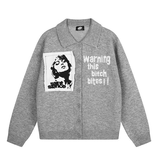 Damen Strick-Cardigan mit Hemdkragen, Knopfleiste und Statement-Patch Nord Taschen