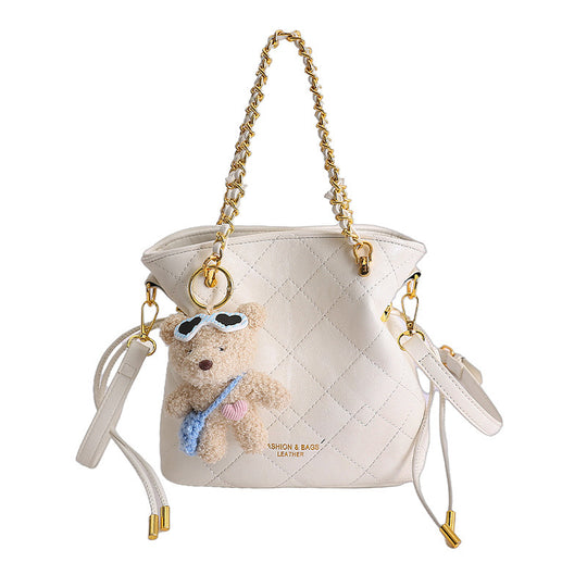 Damen Hobo-Tasche mit verspieltem Teddy-Anhänger und eleganten Kettenakzenten Nord Taschen