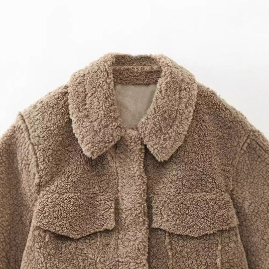 Damen Kurze Teddyjacke im Schaffell-Look mit weitem Kragen und Pattentaschen Nord Taschen