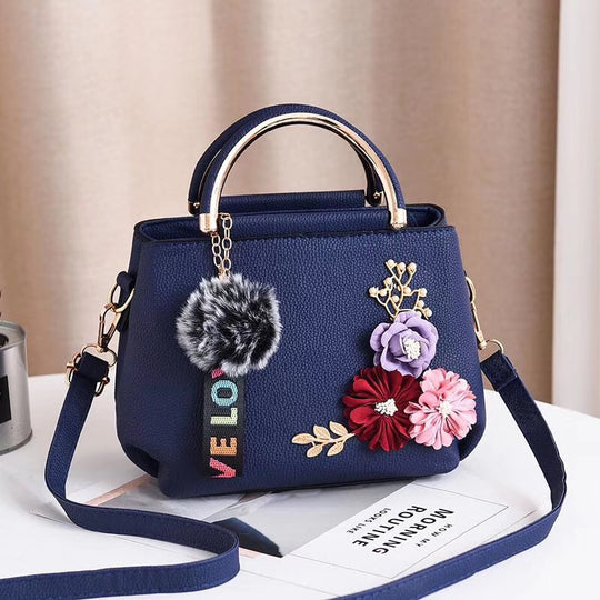 Damen modische Henkeltasche mit floralen Akzenten und schimmerndem Anhänger Nord Taschen