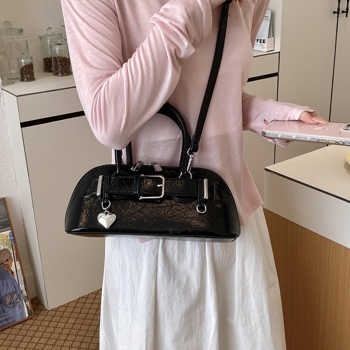 Damen-Handtasche mit schickem Metallic-Lackfinish und dekorativem Herzanhänger Nord Taschen
