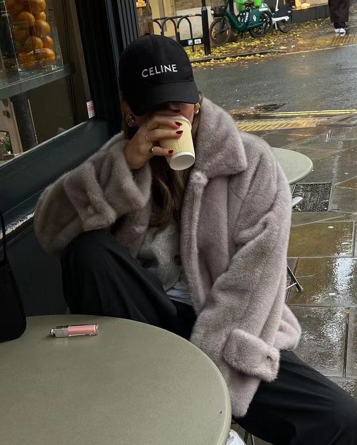 Damen Oversize Kunstfell-Mantel mit Reverskragen, aufgesetzten Taschen und Knopfleiste Nord Taschen