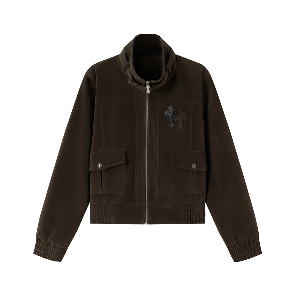 Herren Kurz geschnittener Velours‑Blousonjacke mit Funnelkragen, aufgesetzten Pattentaschen und Zierkreuz‑Applikation Nord Taschen